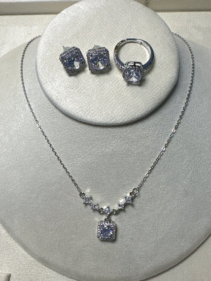Silbernes Schmuckset "Aura" mit quadratischen Zirkonia-Kristallen.