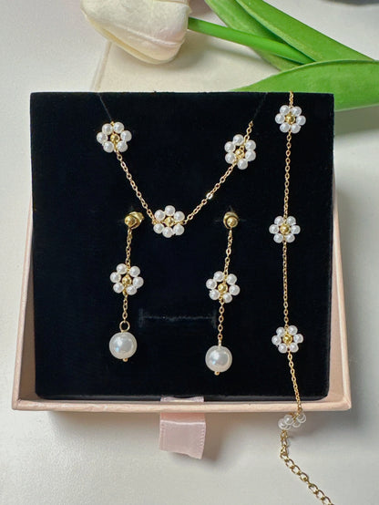 Goldenes Perlen-Schmuckset "Aura" mit Blumen-Motiven (Kette, Armband, Ohrringe).