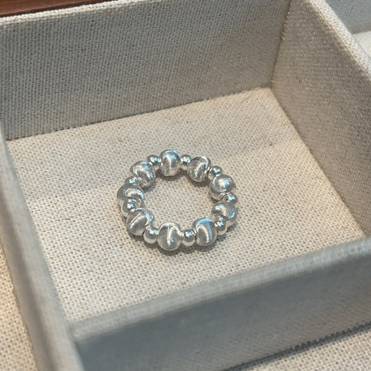 Elastischer S925 Silberring mit strukturierten matten Silberperlen im Cat-Eye-Design, handgefertigter minimalistischer Schmuck