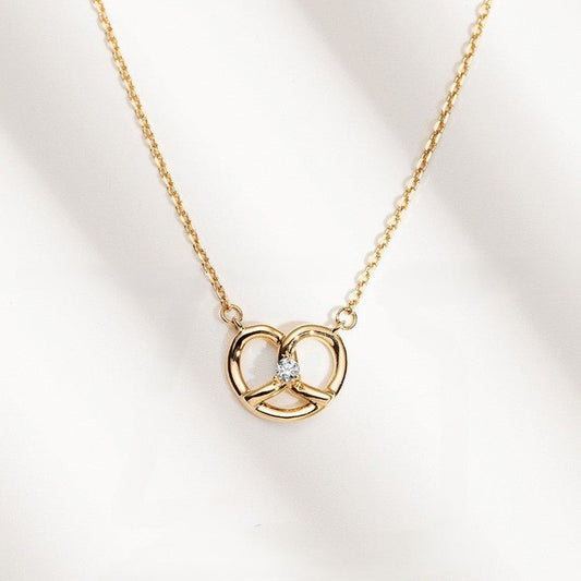 Verflochtene Liebe – S925 Silber Brezel - Halskette vergoldet mit Zirkonia - AuraGleam