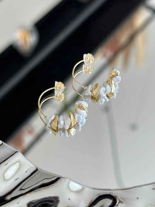 Elegante 14K vergoldete Creolen mit unregelmäßigen Barockperlen und glänzenden Mini-Nuggets – stilvoller Kontrast aus Natur und Struktur