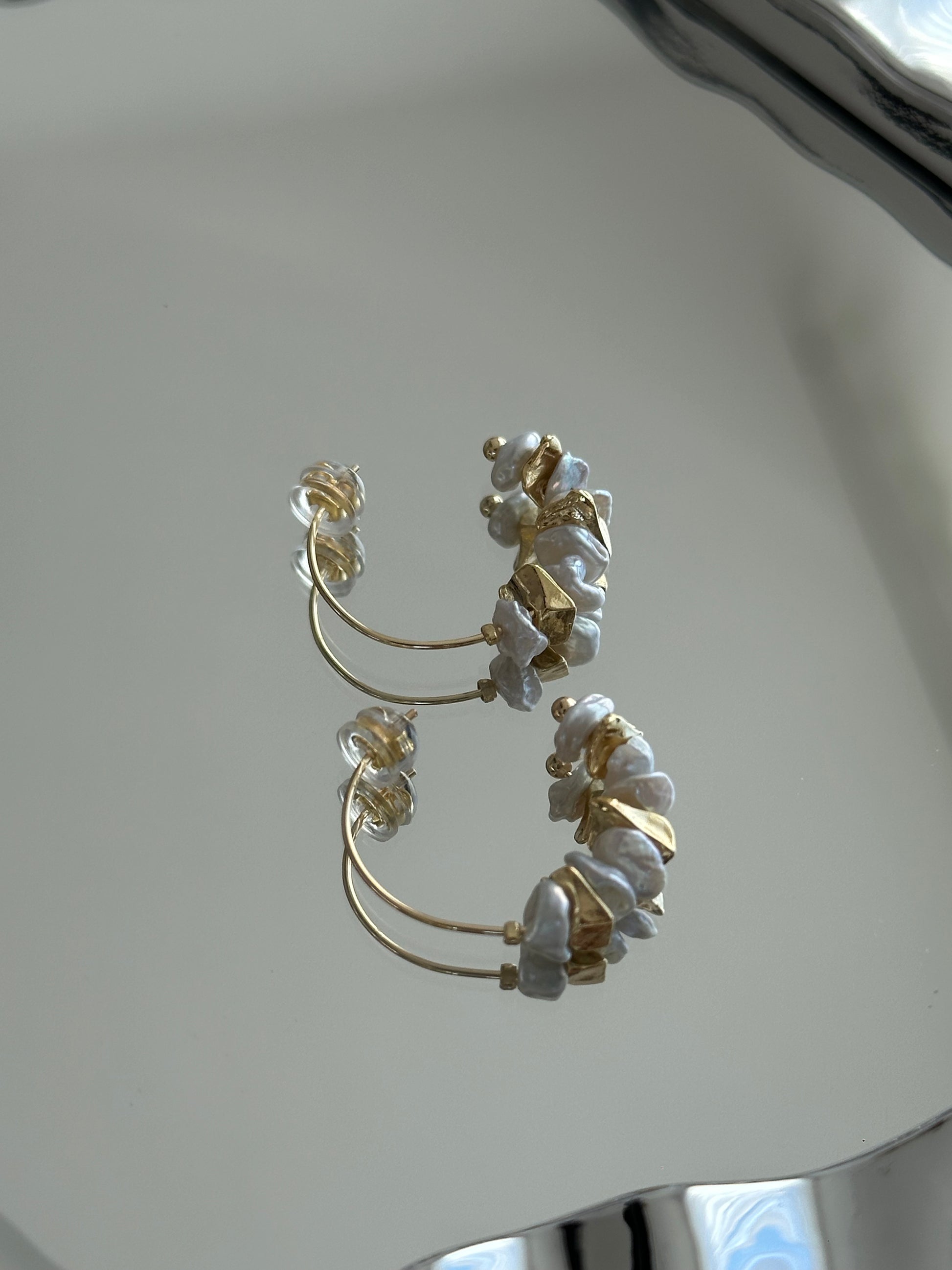 Elegante 14K vergoldete Creolen mit unregelmäßigen Barockperlen und glänzenden Mini-Nuggets – stilvoller Kontrast aus Natur und Struktur