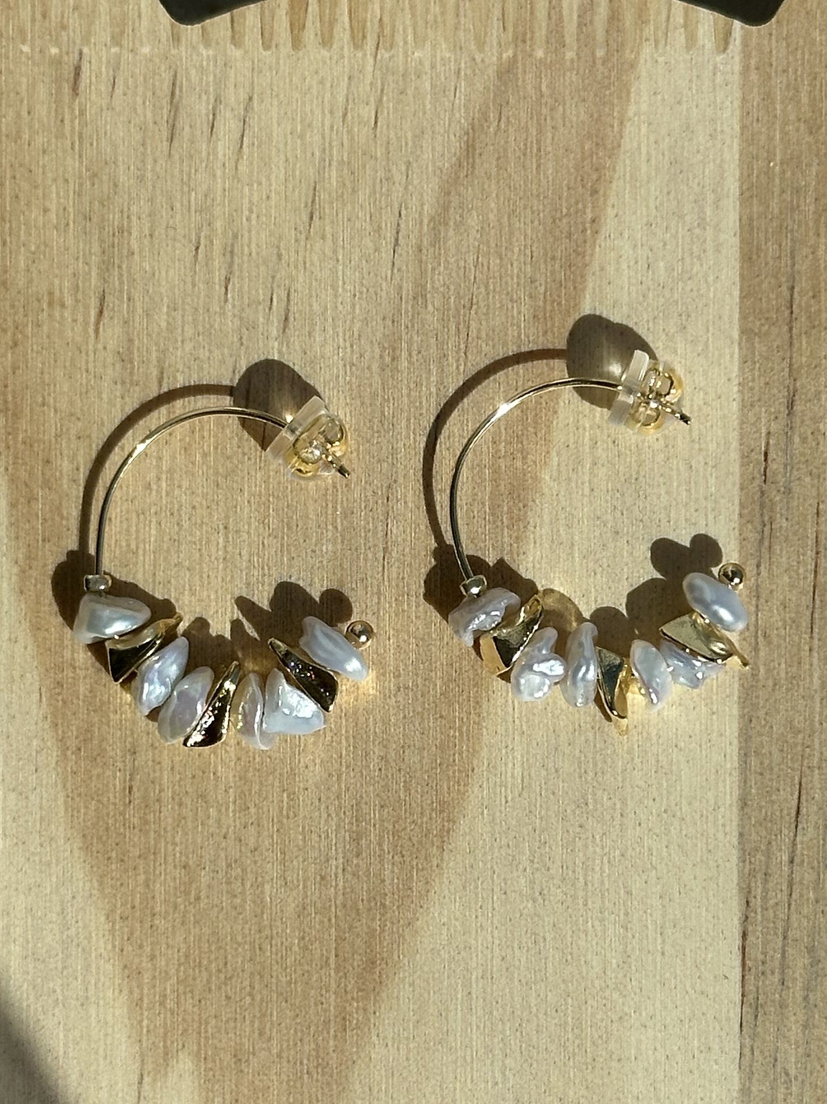 Elegante 14K vergoldete Creolen mit unregelmäßigen Barockperlen und glänzenden Mini-Nuggets – stilvoller Kontrast aus Natur und Struktur